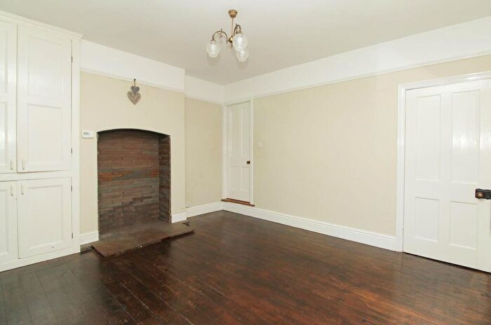 2 Bedroom End Of Terrace House To Rent In Old Hall Road, Chesterfield, S40