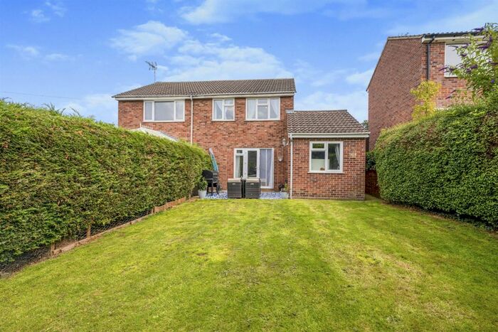 3 Bedroom Semi-Detached House For Sale In Fifth Avenue, Grantham, NG31
