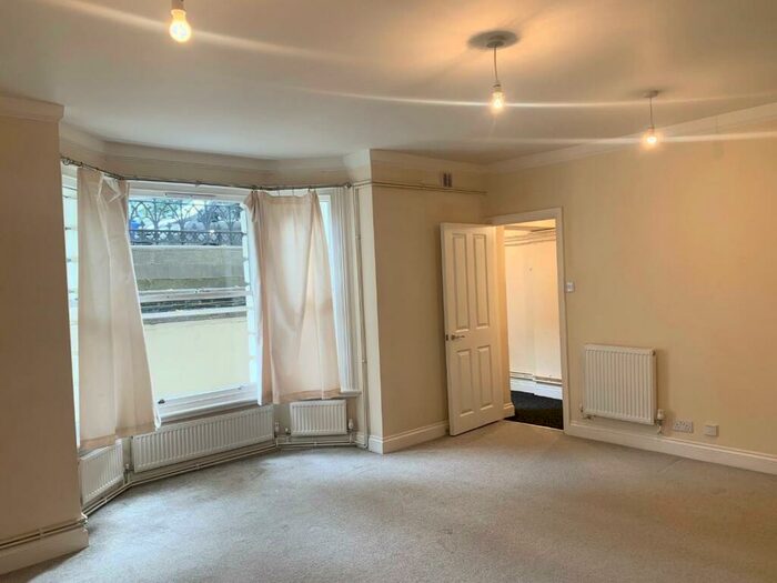 Flat To Rent In Tisbury Road, Hove, BN3