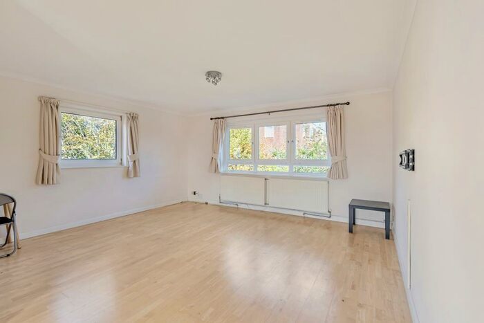 2 Bedroom Apartment To Rent In Westerham Walk, Reading, RG2