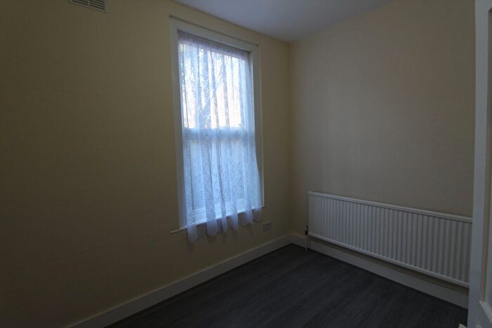 2 Bedroom Flat To Rent In Charlemont Road, London, E6