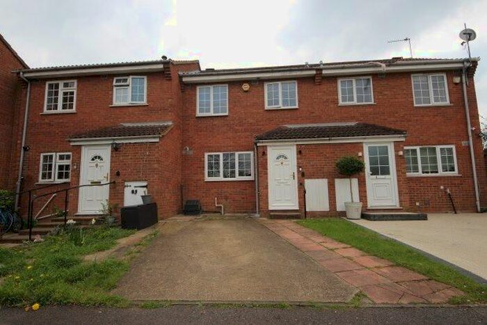 2 Bedroom Property To Rent In Somerset Close, New Malden, KT3