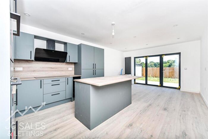 3 Bedroom Semi-Detached Bungalow For Sale In Holme Lea Gardens, Worksop, S81