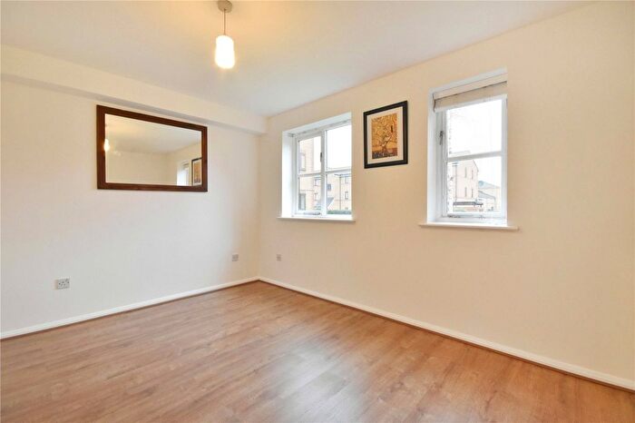 1 Bedroom Flat To Rent In Draycott Close, Cricklewood, NW2