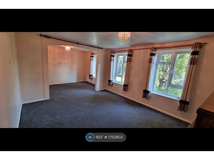 3 Bedroom Maisonette To Rent In Bank Place, Pill, Bristol, BS20