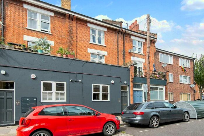 2 Bedroom Flat To Rent In Mount Pleasant Crescent, London, N4