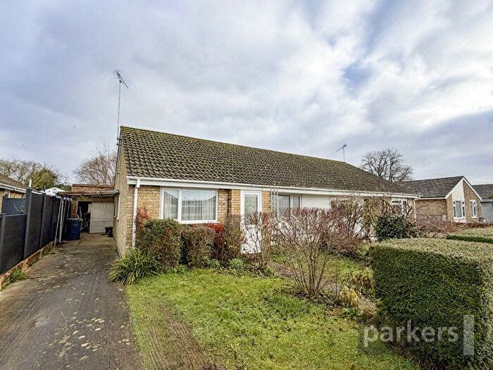 3 Bedroom Bungalow For Sale In Stoneleigh Drive, Carterton, Oxfordshire, OX18