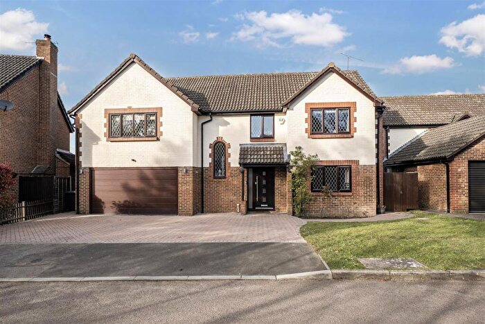 5 Bedroom Detached House For Sale In Garnet Field, Yateley, GU46