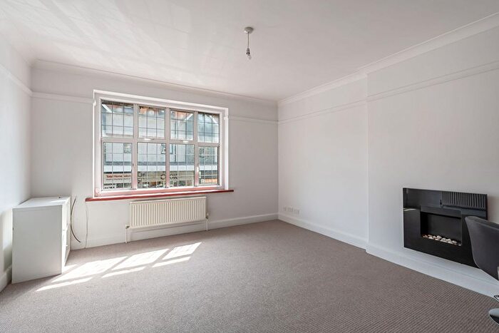 2 Bedroom Flat To Rent In The Broadway, Cheam, SM3