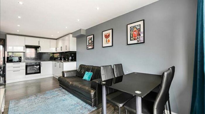 3 Bedroom Flat To Rent In Bullen Street, London, SW11