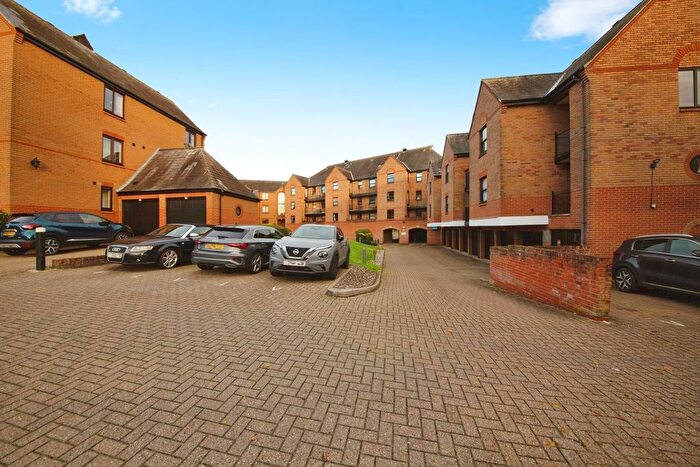 2 Bedroom Flat For Sale In Chelmsford Road, Dunmow, CM6