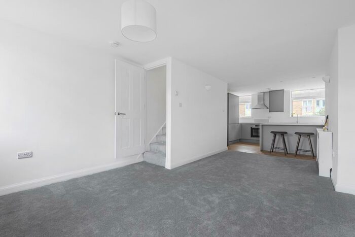 2 Bedroom Maisonette To Rent In Harefields, Cutteslowe, OX2