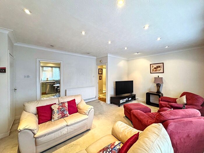 2 Bedroom Flat For Sale In Calthorpe Gardens, Edgware, HA8