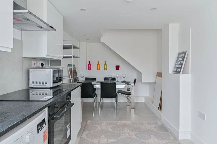 5 Bedroom Property To Rent In Coburg Crescent, Tulse Hill, London, SW2