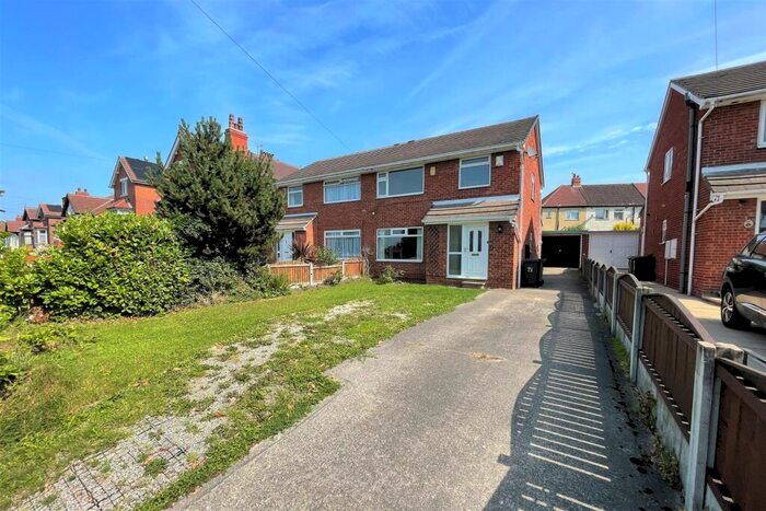 4 Bedroom Semi-Detached House To Rent In Pinfold Lane, Leeds, West Yorkshire, LS15