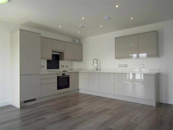 2 Bedroom Flat To Rent In Beechwood Gardens, Slough, Berkshire, SL1