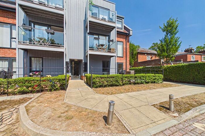 2 Bedroom Flat For Sale In Broad Lane, Bracknell, Berkshire, RG12