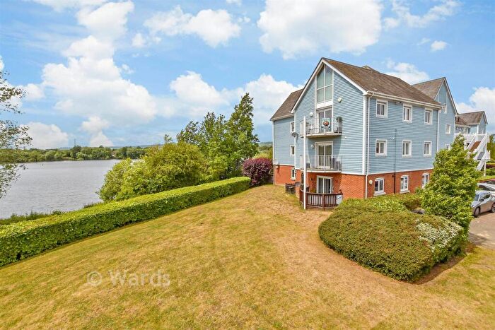 2 Bedroom Apartment For Sale In The Lakes, Larkfield, Kent, ME20