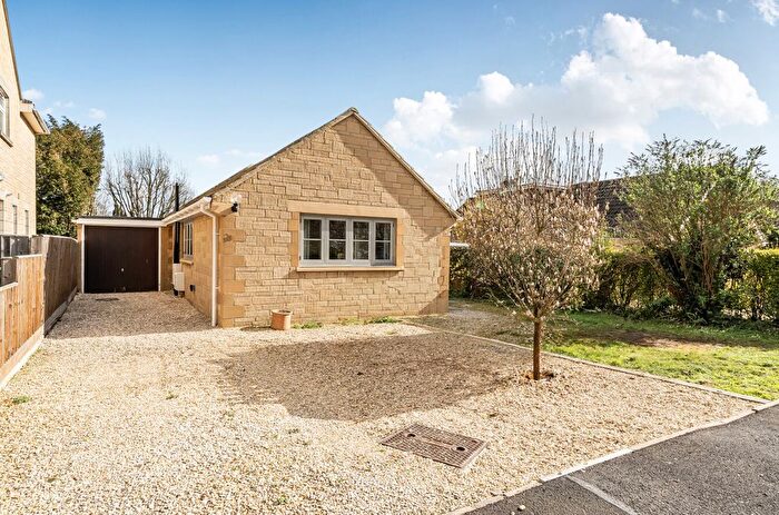2 Bedroom Bungalow For Sale In Kingsmead, Lechlade, Gloucestershire, GL7