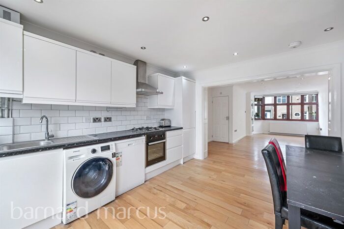 2 Bedroom End Terrace House For Sale In Saxon Avenue, Feltham, TW13