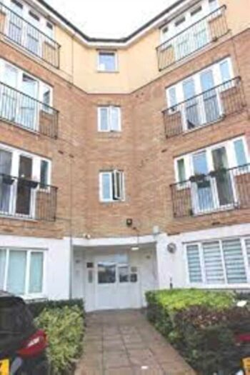 2 Bedroom Apartment To Rent In Paddle Steamer House, Thamesmead West, SE28