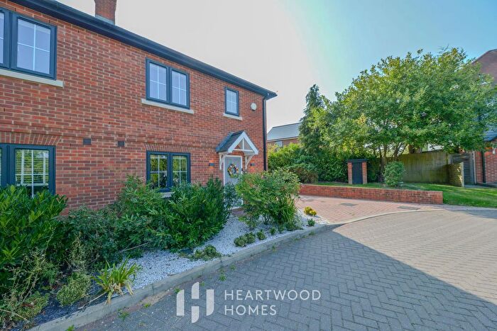 3 Bedroom Semi-detached House For Sale In Crescent Gardens, St Albans, AL4