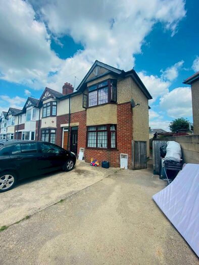 3 Bedroom Semi-Detached House To Rent In Cricket Road, Hmo Ready Sharers, OX4