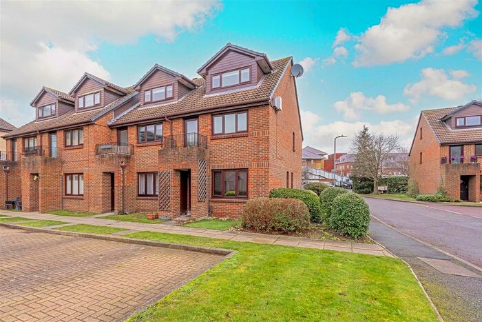 1 Bedroom Flat To Rent In Benwell Court, Sunbury-On-Thames, TW16