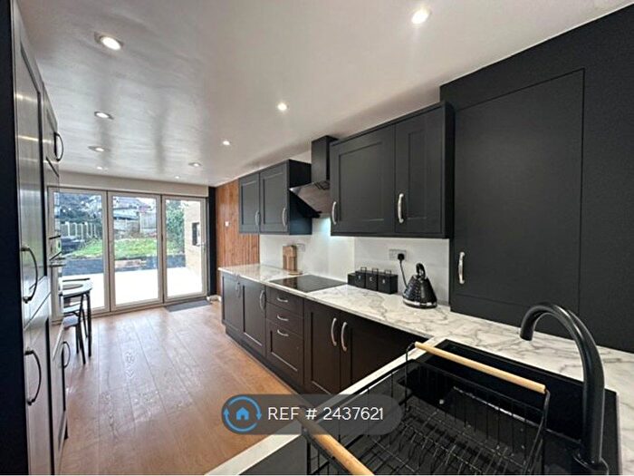 3 Bedroom End Of Terrace House To Rent In Brook Street, Swadlincote, DE11