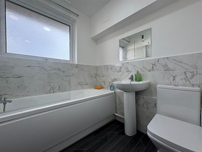 2 Bedroom Apartment To Rent In Waylands Court, Ilford, IG1