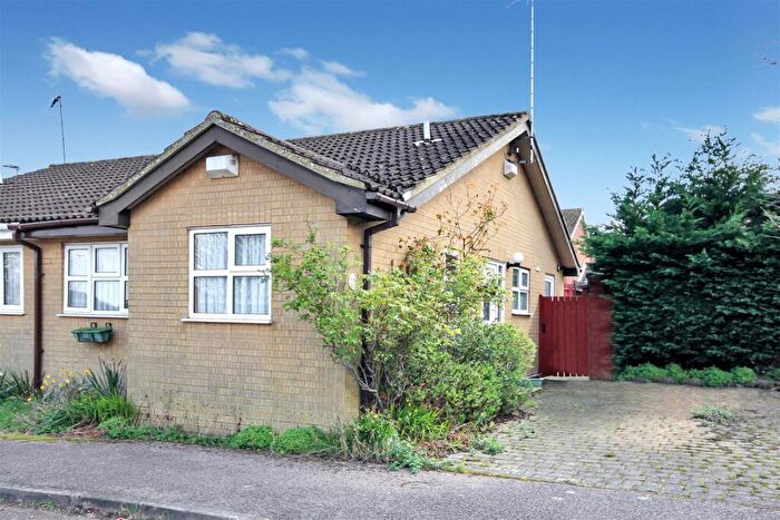 2 Bedroom Semi-Detached Bungalow For Sale In Swale Drive, Wellingborough, NN8