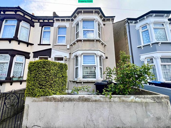 3 Bedroom End Of Terrace House For Sale In Boswell Road, Thornton Heath, CR7