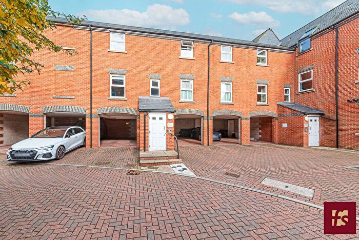 2 Bedroom Flat To Rent In Heath Hill Road South, Crowthorne, RG45