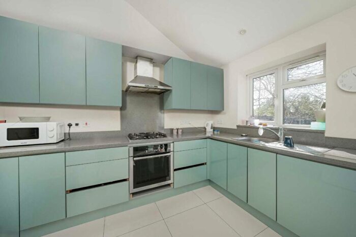 3 Bedroom Flat For Sale In Park Road, London, NW4
