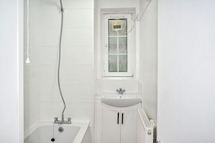 2 Bedroom Flat For Sale In Fallodon House, Union Grove, London, SW8