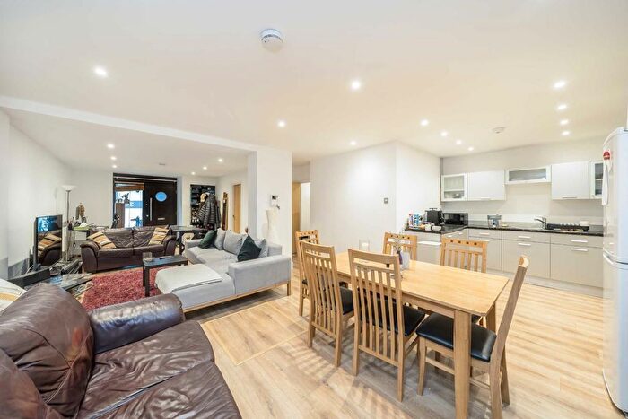 1 Bedroom Flat To Rent In Empire Square, London, N7