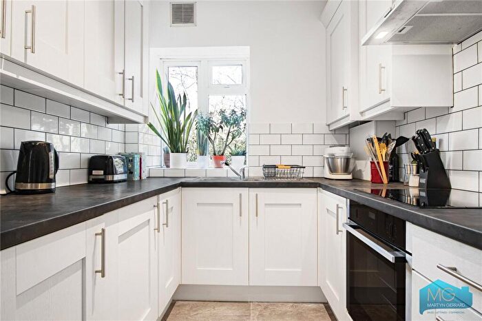 2 Bedroom Apartment For Sale In The Lindens, Friern Park, London, N12