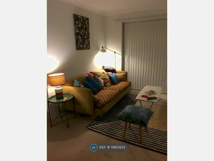 2 Bedroom Flat To Rent In Park Villa Court, Leeds, LS8