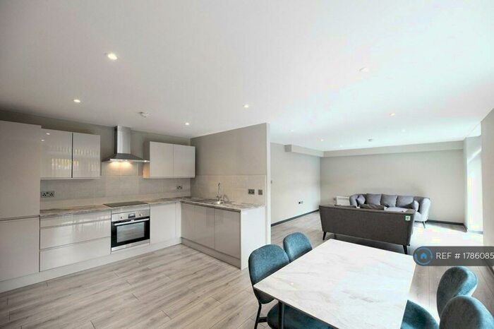 2 Bedroom Flat To Rent In Trinity Apartments, Leeds, LS13