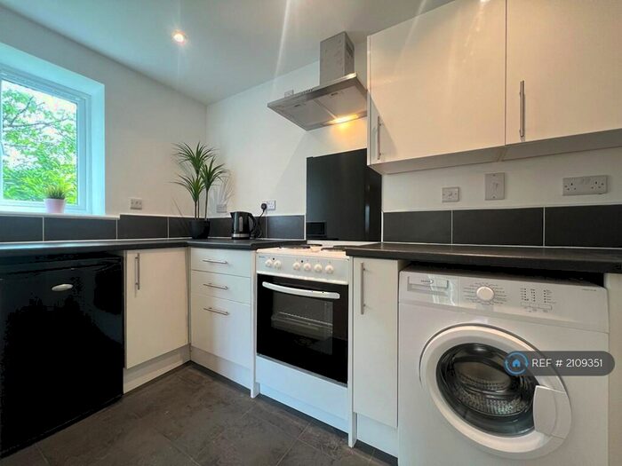 1 Bedroom Flat To Rent In High Street, Dursley, Gloucestershire, GL11