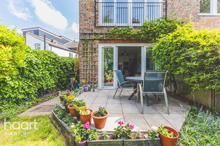 2 Bedroom Flat For Sale In Lordship Lane, London, SE22