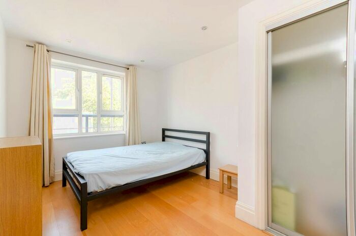 2 Bedroom Flat To Rent In Royal Quarter, Kingston, Kingston Upon Thames, KT2