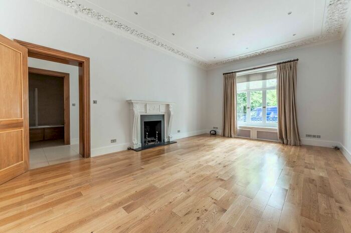 3 Bedroom Flat To Rent In Onslow Square, South Kensington, London, SW7