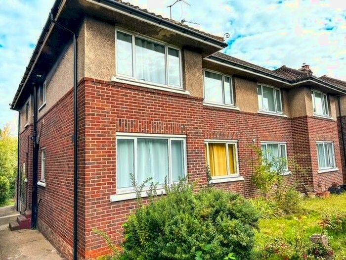 2 Bedroom Flat To Rent In Surbiton Hill Park, Surrey, KT5