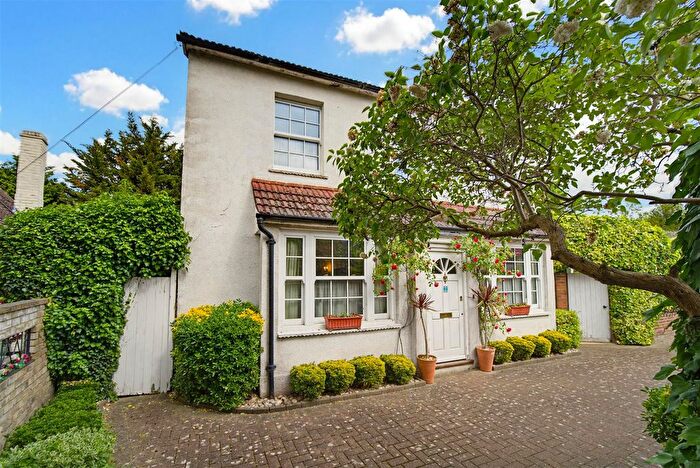 3 Bedroom Detached House For Sale In Hounslow Road, Whitton, TW2