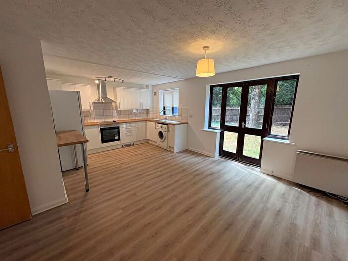 2 Bedroom Flat To Rent In Longworth Close, Banbury, OX16