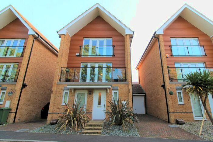 4 Bedroom Detached House To Rent In Edgeworth Close, Langley, SL3