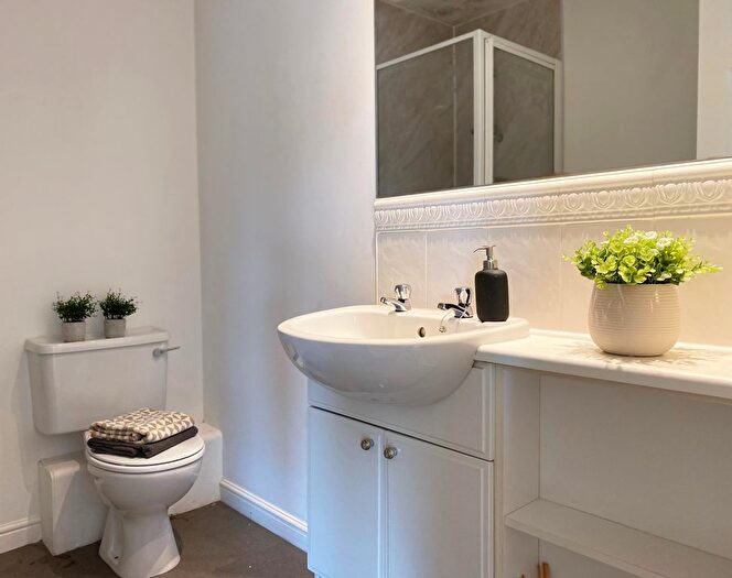 5 Bedroom Flat To Rent In Dicksonfield, Edinburgh, EH7