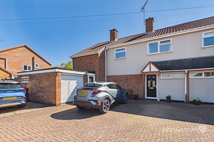 3 Bedroom Semi-Detached House For Sale In Tiverton Avenue, Stafford, ST17
