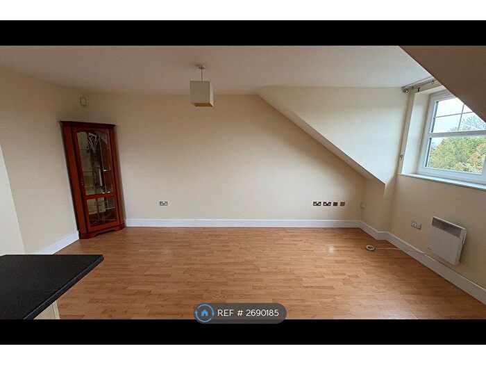 2 Bedroom Flat To Rent In Kings Road, Sale, M33